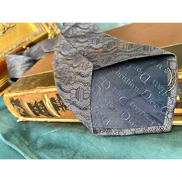 Vintage Christian Dior silk necktie with graphic print in soft purple - Picture 6 of 6